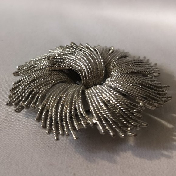 Significant Vintage Round Textured Silver-toned Brooch Stamped Celebrity NY - Picture 2 of 3